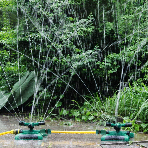 Irrigatore a tre poli per l'irrigazione del prato